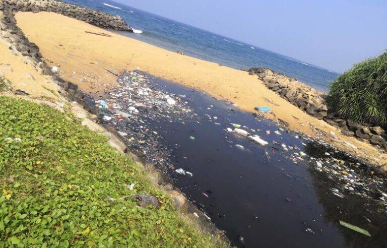 වෙරළ සංරක්ෂණ බලකාය මාර්ග සංරක්ෂණය කරද්දී දෙහිවල – ගල්කිස්ස මහ නගරසභාව මර නින්දේ !