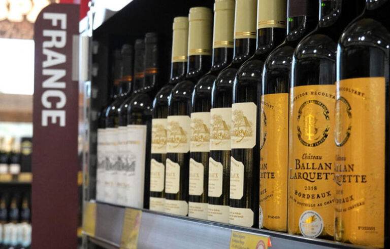 ට්‍රම්ප් ප්‍රංශ වයින් සහ ෂැම්පේන් සඳහා 200% තීරුබදු පැනවීමට සැරසේ