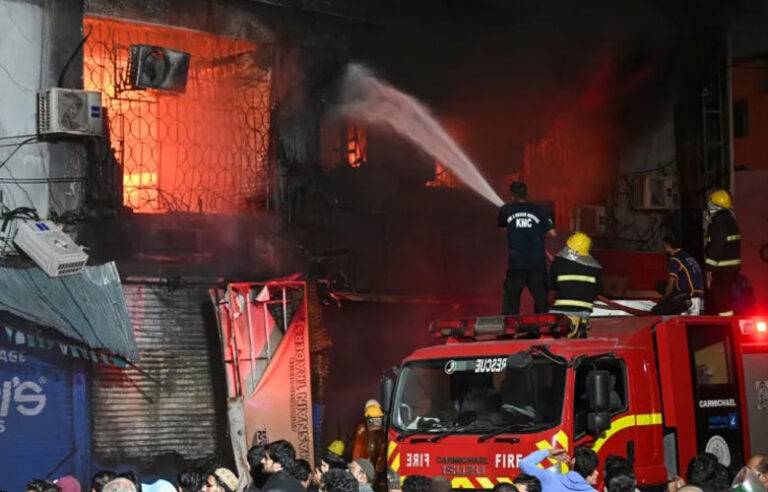 පාකිස්තානයේ සාප්පු සංකීර්ණයක ඇති වූ ගින්නක් හේතුවෙන් හය දෙනෙකු ජිවිතක්ෂයට