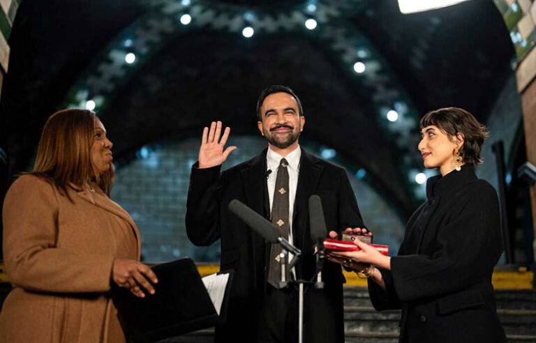 කුරානය මත අත තබා නිව්යෝක් ඉතිහාසයේ ප්‍රථම මුස්ලිම් නගරාධිපතිවරයා දිවුරුම් දේ