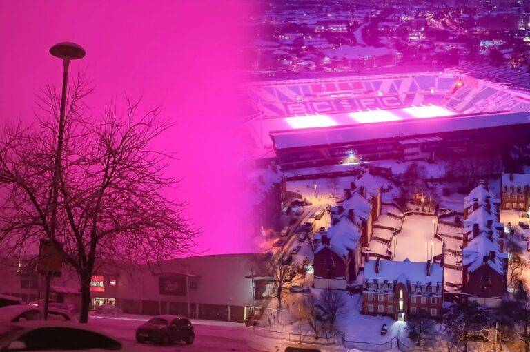 හිම වැටෙන රාත්‍රියක රෝස අහසක්! Real-Life Stranger Things Moment