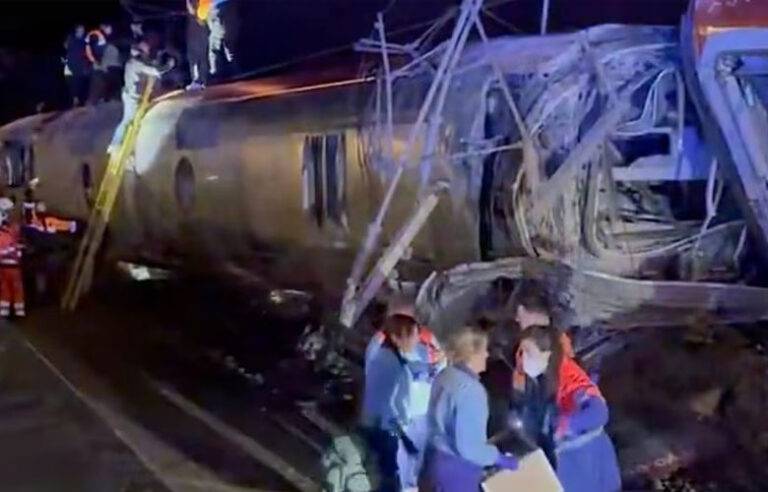 ස්පාඤ්ඤයේ අධිවේගී දුම්රිය දෙකක් එකිනෙක ගැටීමෙන් 21 දෙනෙකු ජිවිතක්ෂයට