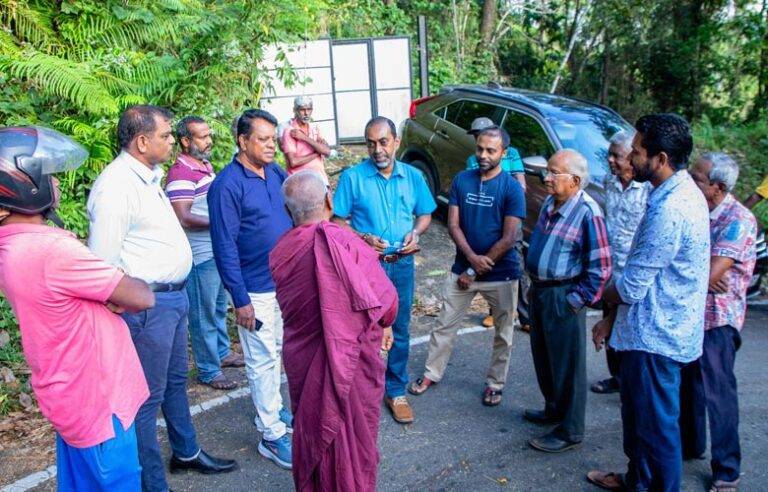 බුද්ධශාසන ඇමති ආචාර්ය සුනිල් සෙනවි වෑවිල අබලන් වැලමිටි වංගු දෙක අසල මාර්ගය නිරීක්ෂණය කරයි