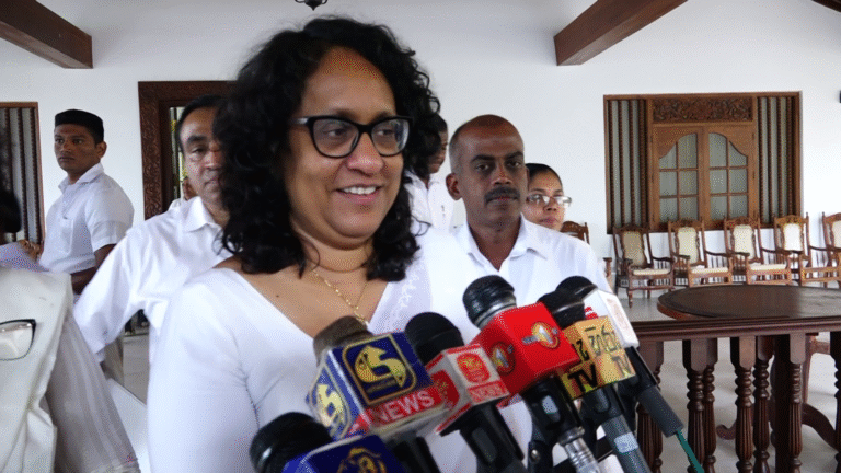 ඉංග්‍රීසි මොඩියුලයේ ප්‍රශ්නය කියන්න අගමැති මහ නායක හිමිවරු බැහැ දකියි – මාධ්‍යයටත් කතා කරයි !