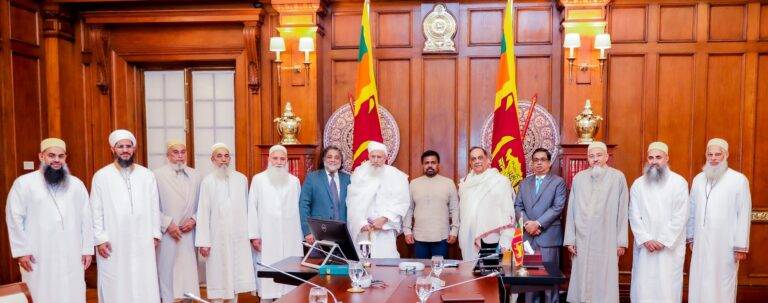 බෝරා ප්‍රජාවේ නායක සහ ජනපති අතර හමුවක්