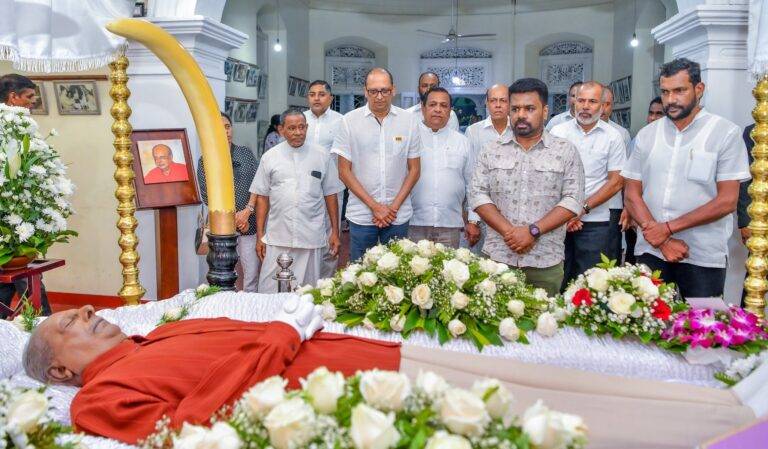 අභාවප්‍රාප්ත මහාචාර්ය තිස්ස විතාරණ හතාගේ දේහයට ජනපති අවසන් ගෞරව දක්වයි!