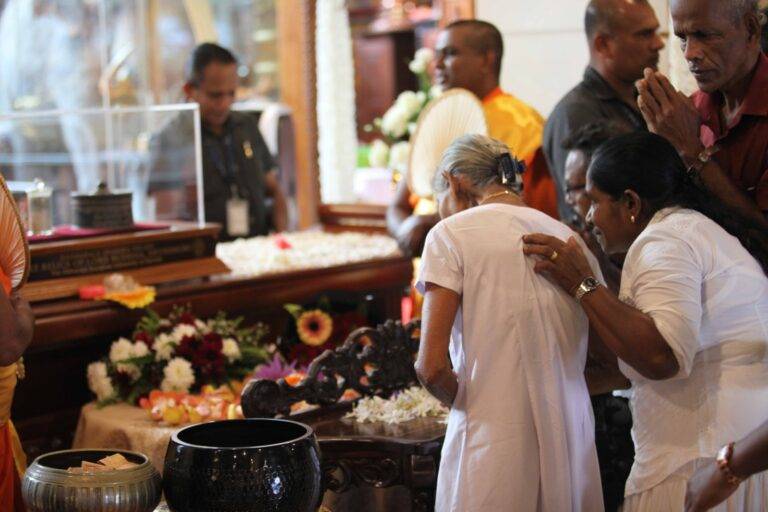 දෙව්නි මෝරි ශ්‍රී සර්වඥ ධාතූන් වහන්සේ වැදපුදා ගැනීමට ජන ගඟක්! (PHOTOS)