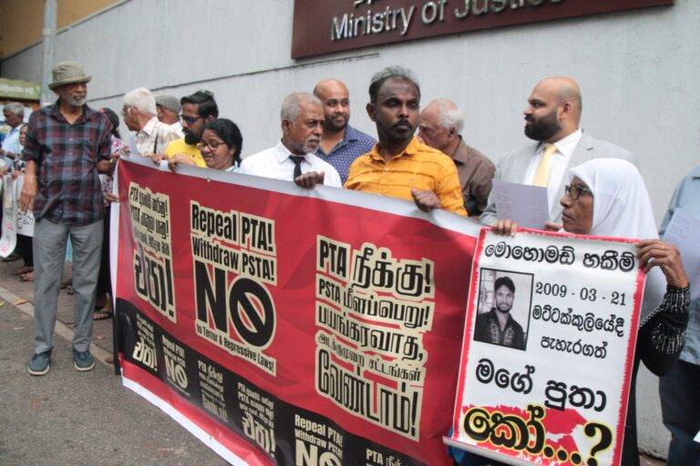 සියලු මර්දන නීති වහා හකුළා ගනිව් – අධිකරණ අමාත්‍යාංශය ඉදිරිපිට අදත් විරෝධයක්! (PHOTOS)