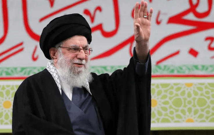 ඉරානයට පහර දුන්නොත් ‘කලාපීය යුද්ධයක්’ ඇති වන බවට කමේනි ඇමරිකාවට අනතුරු අඟවයි!