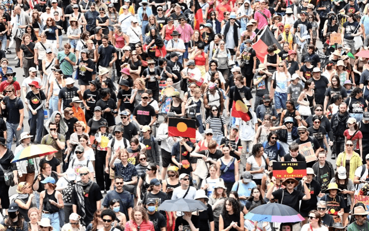 ඕස්ට්‍රේලියාවේ විරෝධතාවයකට බෝම්බ ප්‍රහාරයක් එල්ල කිරීමට තැත් කළ පුද්ගලයෙකුට ‘ත්‍රස්තවාදී’ චෝදනා!