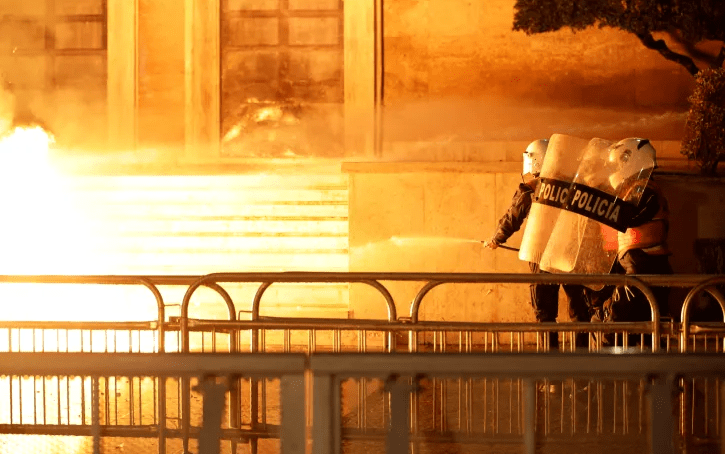 ඇල්බේනියාවේ ආණ්ඩු විරෝධී විරෝධතා ප්‍රචණ්ඩකාරී වෙයි:13 දෙනෙකු අත්අඩංගුවට!