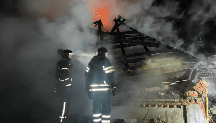 යුක්රේනයට එල්ල වූ රුසියානු ඩ්‍රෝන ප්‍රහාරයකින් එකම පවුලේ පියෙකු සහ කුඩා දරුවන් තිදෙනෙකු ජීවිතක්ෂයට!