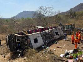 බ්රසීලයේ ඇලගෝස් ප්රාන්තයේ බස් රථ අනතුරකින් අවම වශයෙන් පුද්ගලයින් 16 දෙනෙකු ජිවිතක්ෂයට