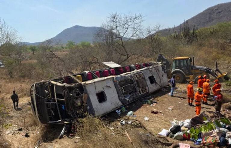 බ්‍රසීලයේ ඇලගෝස් ප්‍රාන්තයේ බස් රථ අනතුරකින් අවම වශයෙන් පුද්ගලයින් 16 දෙනෙකු ජිවිතක්ෂයට