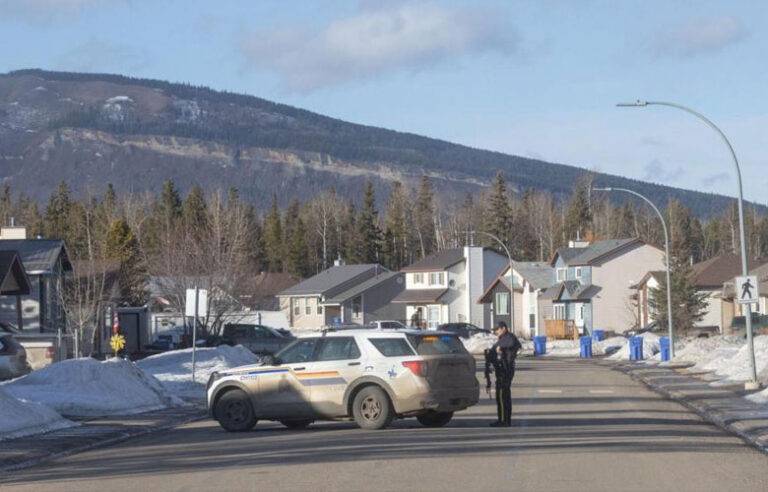 කැනඩාවේ පාසලක සහ නිවසක සිදු වූ වෙඩි තැබීම්වලින් දස  දෙනෙකු ජිවිතක්ෂයට