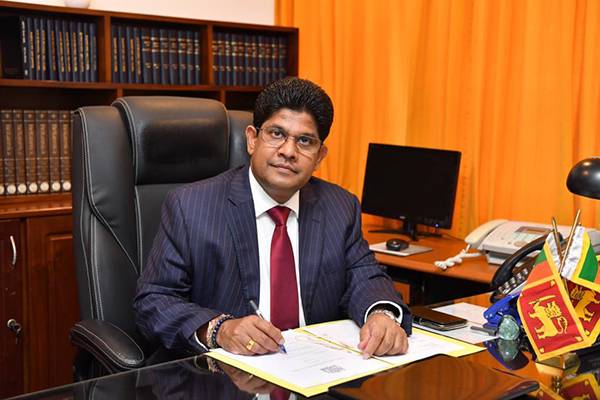 වැඩතහනමට ලක්වූ පාර්ලිමේන්තුවේ නියෝජ්‍ය මහලේකම්ගෙන් අල්ලස් කොමිසමට පැමිණිල්ලක්!