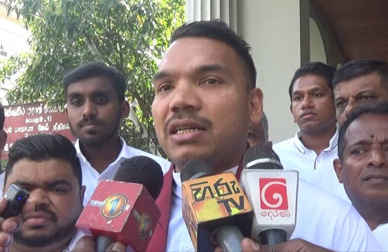 නීතිඥවරයෙකුත් ඝාතනය වුණා. නීතිය හා සාමය රකින්න බැරි නම් පොලිස්පති වහා ඉවත් වෙන්න – ක්‍රිෂ් නඩුවට ආපු නාමල් මාධ්‍යයට කියයි!(VIDEO)