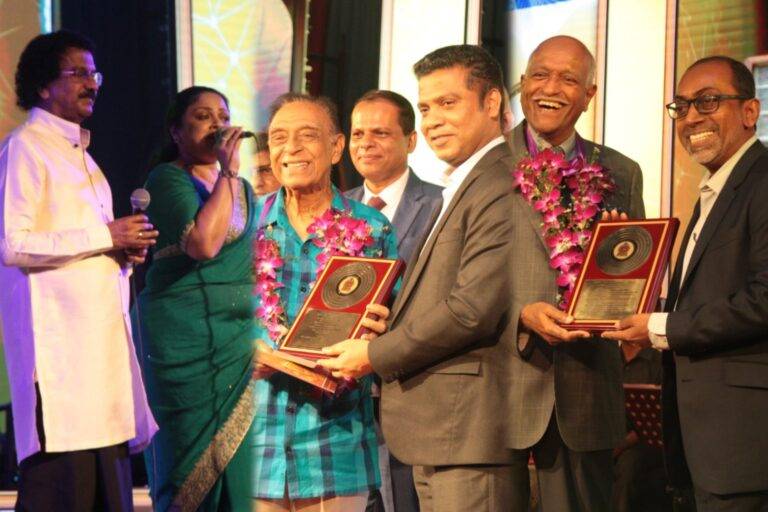 ගුවන් විදුලියට 100යි. එදා මෙදාතුර ශිල්පීන්, මාධ්‍යවේදීන් පිරිවරා සැමරුම් උළෙල අරලියගහ මන්දිරයේදී! (PHOTOS)