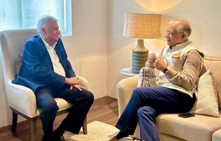 සලේ ඇතුළට යද්දී ඉන්දියානු මහකොමසාරිස් රනිල් හමුවුණේ ඇයි ?