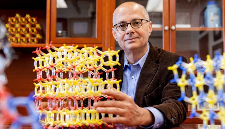 නොබෙල් ත්‍යාගලාභිරසායන විද්‍යාඥ මහාචාර්ය ඕමාර් යාගී වියළි වාතයෙන් ජලය ලබා ගන්නා යන්ත්‍රයක් සොයා ගනී