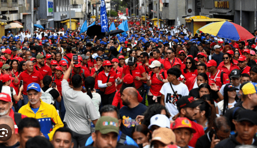 වෙනිසියුලාවේ ජනාධිපති මධුරෝ සහ බිරිඳ නිදහස් කරන ලෙස ඉල්ලා දහස් ගණනක් පෙළපාළි යති..