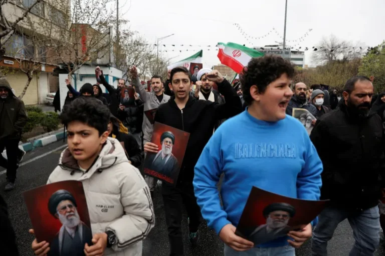 අල්-කුඩ්ස් පාගමන – “ඊශ්‍රායලයට මරණය” සහ “ඇමරිකාවට මරණය” යුධ ගිනි මැද ඉරාන වැසියන් මහමඟට!