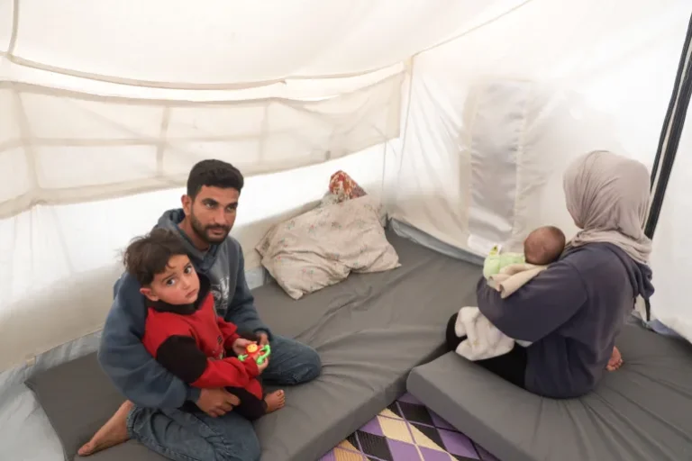 ගාසා තීරයේ අඳුරු අරගලය: දුරකථනයත් ලාම්පුවක් වෙලා!