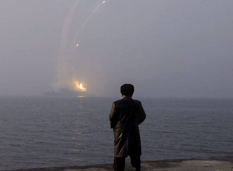 ඇමරිකාව සහ දකුණු කොරියාව හමුදා අභ්‍යාස පවත්වන අතරතුර උතුරු කොරියාවෙන් මුහුදට මිසයිල!