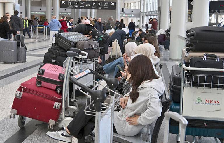 ඉරානයට එරෙහි ඇමරිකා-ඊශ්‍රායල් යුද්ධය හේතුවෙන් අතරමං වු දස දහස් ගණනක් ජනයා මැද පෙරදිගින් පිටවීමට පොරකයි; ටිකට්පත්වල මිල අහස උසට ?