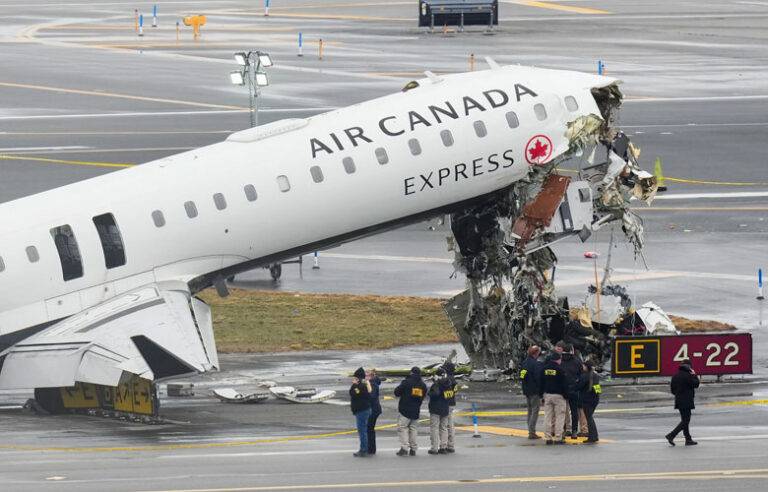 එයා කැනඩා ගුවන්යානය නිව්යෝක්හි දී අනතුරට ලක්වී ගුවන් නියමුවන් ජිවිතක්ෂයට