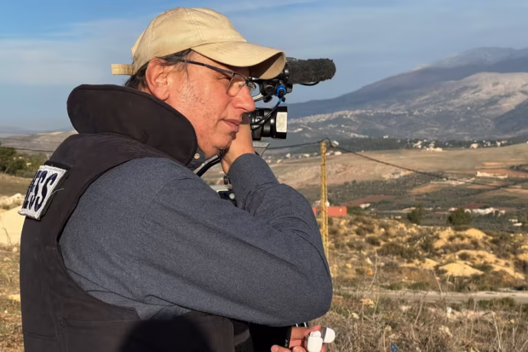 මාධ්‍යවේදියාගේ නිල ඇඳුමට ආරක්ෂාව අහිමි වූ මොහොත: ලෙබනනයේ දරුණු යථාර්ථය….