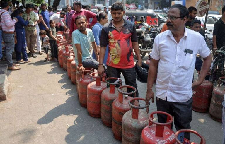 ඉරාන යුද ඉන්ධන අර්බුදය නිසා ආසියාවේ එදිනෙදා ජීවිතය උඩු යටිකුරු වෙමින් පවතී