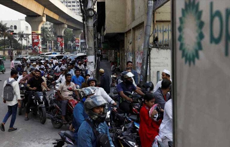 ඉරාන යුද්ධය හේතුවෙන් බංග්ලාදේශයේ විශ්ව විද්‍යාල වසා දමා ඉන්ධන සලාක ක්‍රමය ආරම්භ කරයි