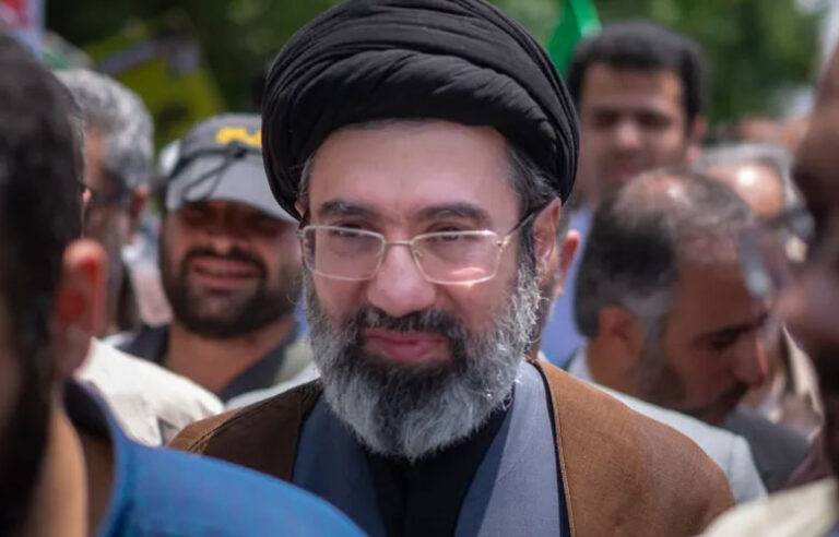 ඉරානය සිය නව උත්තරීතර නායකයා ලෙස අයතුල්ලා අලි කමේනිගේ පුත්‍රයා වන මොජ්තාබා කමේනි නම් කෙරේ,