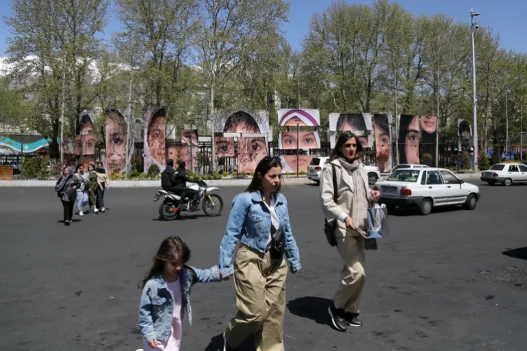 ඉරානයේ යටිතල පහසුකම්වලට සිදු වූ දැවැන්ත හානිය වෙනුවෙන් ඩො. බි. 270ක වන්දි මුදලක් ඉල්ලයි..