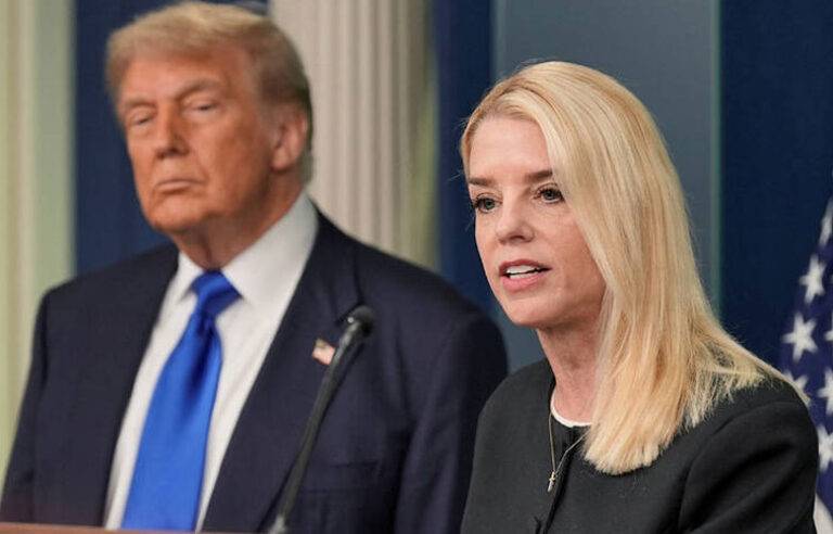 ජනාධිපති ඩොනල්ඩ් ට්‍රම්ප් විසින් නීතිපති පෑම් බොන්ඩි ධුරයෙන් නෙරපයි