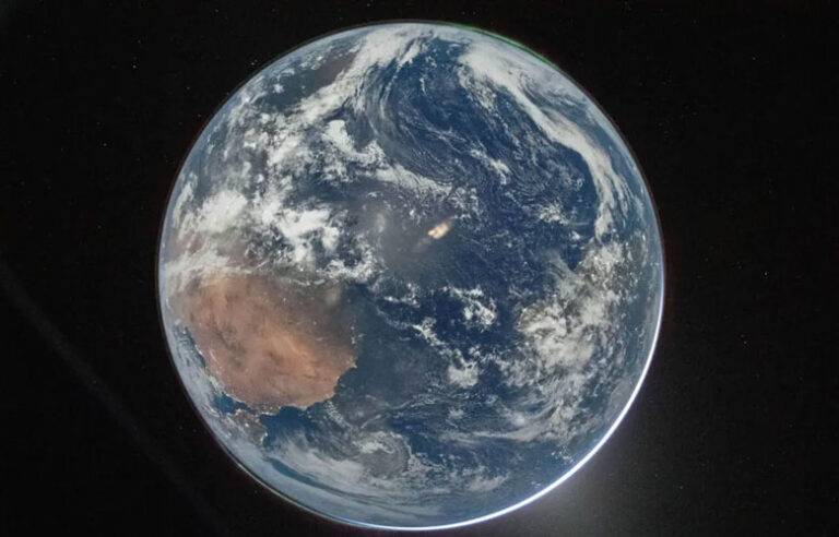 Hello, World…නාසා ආයතනය ආටෙමිස් II චන්ද්‍ර මෙහෙයුමෙන් ගත් ප්‍රථම ජායාරුපය නිකුත් කරයි