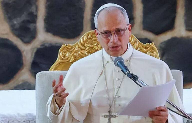 යුද්ධ සඳහා බිලියන ගණනක් වියදම් කරන ‘කෲර පාලකයන්’ පාප් වහන්සේ හෙලා දකියි