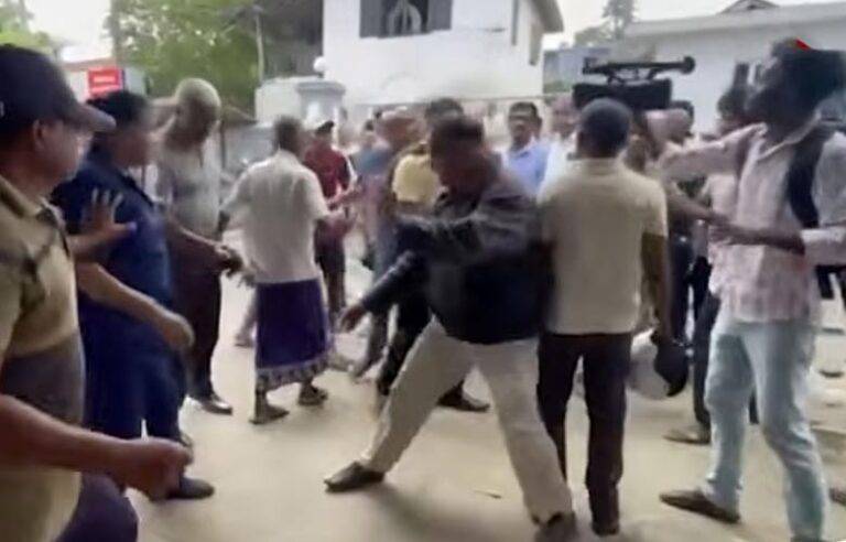 මාතර සමූපකාර රෝහලේ බලය අල්ලන්න මාලිමාවුන් යකා නටයි. සේවකයින්ට සහ පොලීසියටත් පහරදීලා !