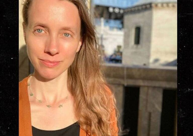 ඇමරිකානු නිදහස් මාධ්‍යවේදිනියක් වන ෂෙලී කිට්ල්සන් බැග්ඩෑඩ්හිදී පැහැර ගනියි